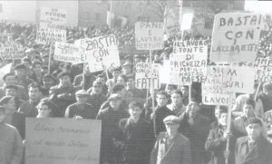 1954 - Cartelli in manifestazione