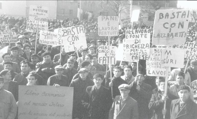 1954 - Cartelli in manifestazione